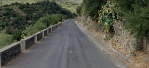 Perde il controllo dell'auto e si ribalta sulla strada di Bolotana, è grave - Strada provinciale 17