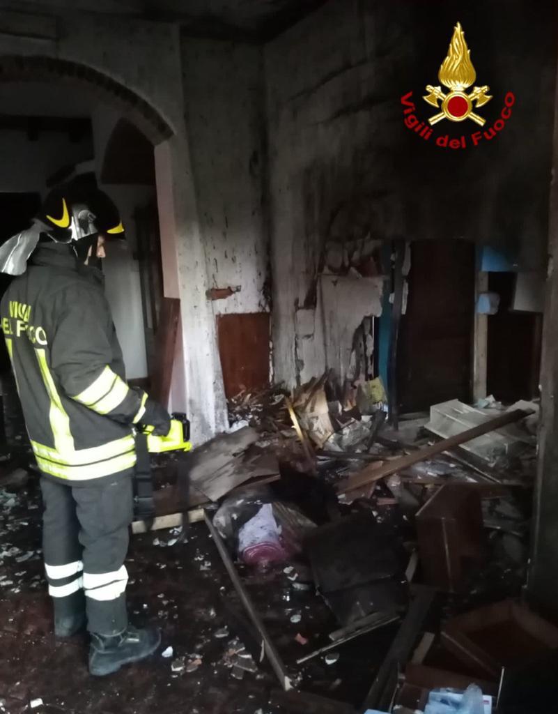 esplosione incendio irgoli