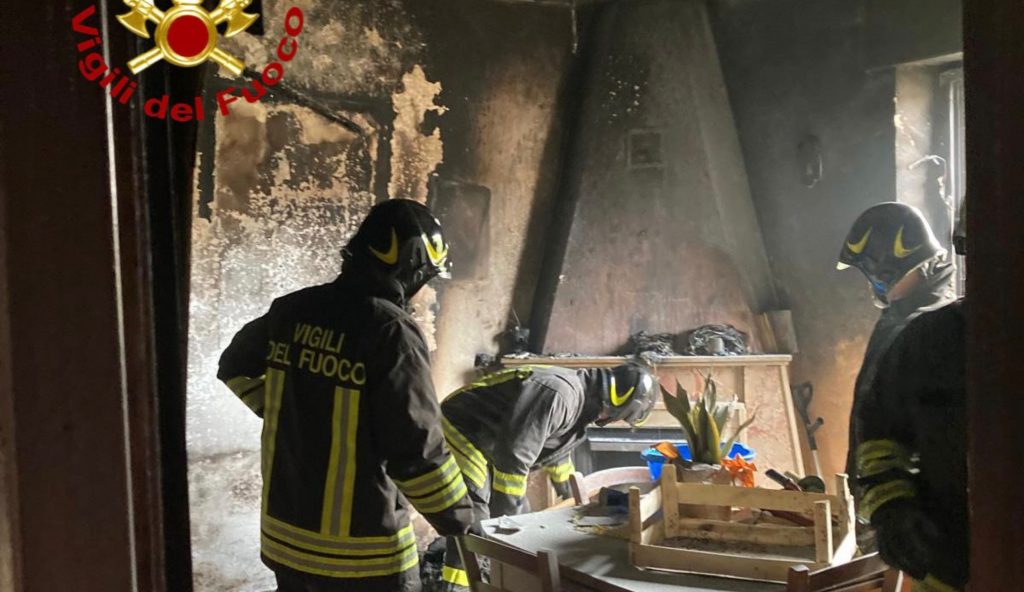 Incendio in una casa di Dorgali, vigili del fuoco salvano un'anziana