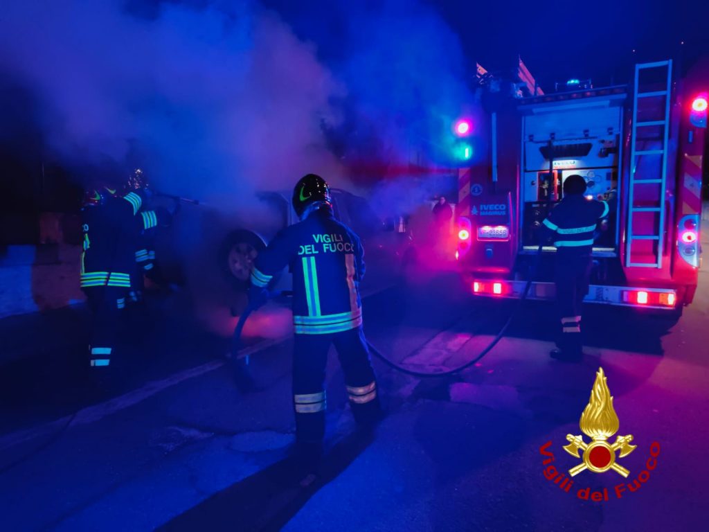 Ancora un'auto in fiamme a Siniscola, è la sesta da inizio anno