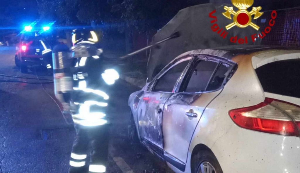 Auto in fiamme a Nuoro, l'incendio potrebbe essere doloso