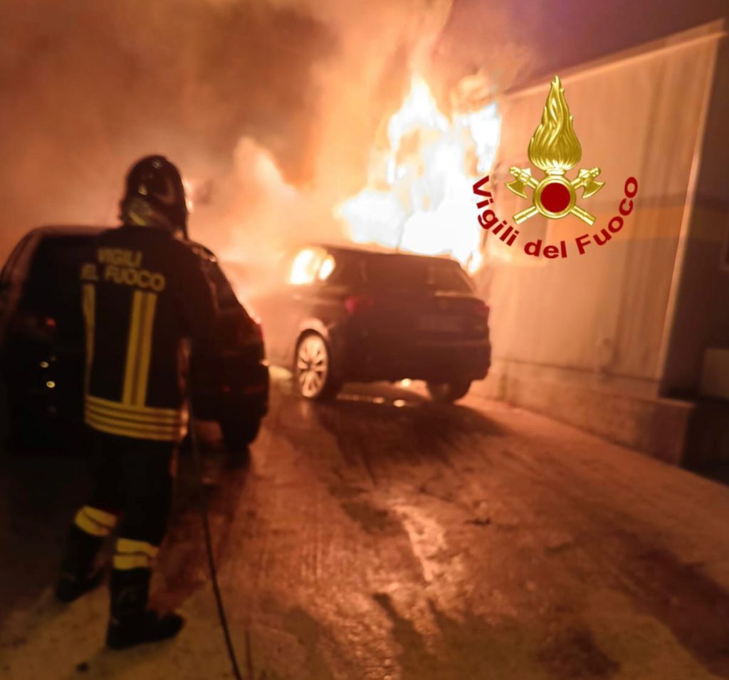 Incendio nella notte a Siniscola, distrutta un'autocarrozzeria