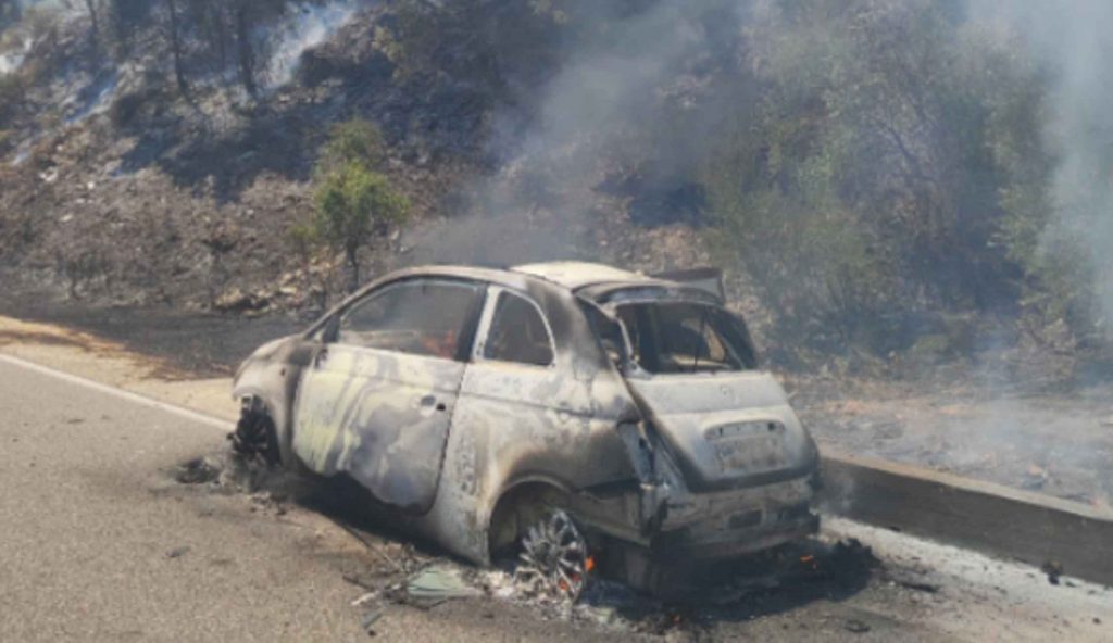 Grosso incendio a Belvi, le fiamme innescate da un'auto
