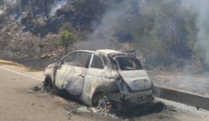 Grosso incendio a Belvi, le fiamme innescate da un'auto