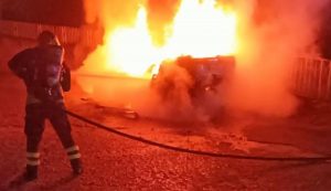 Auto in fiamme a Nuoro, l'ipotesi dell'atto doloso