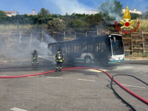 Bus in fiamme a Nuoro